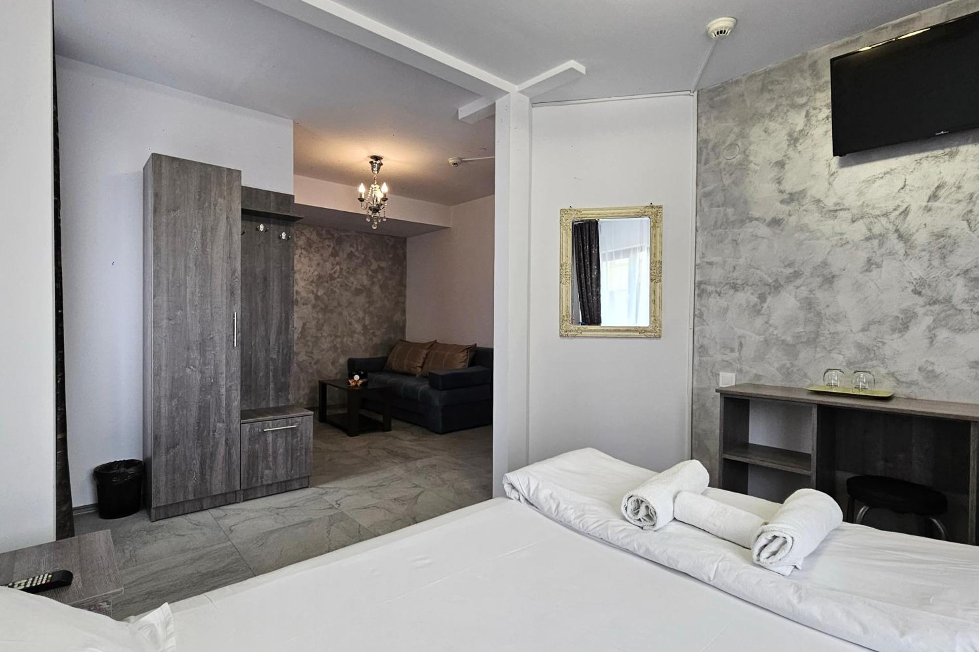 Flamingo Hotel Πιτέστι Εξωτερικό φωτογραφία